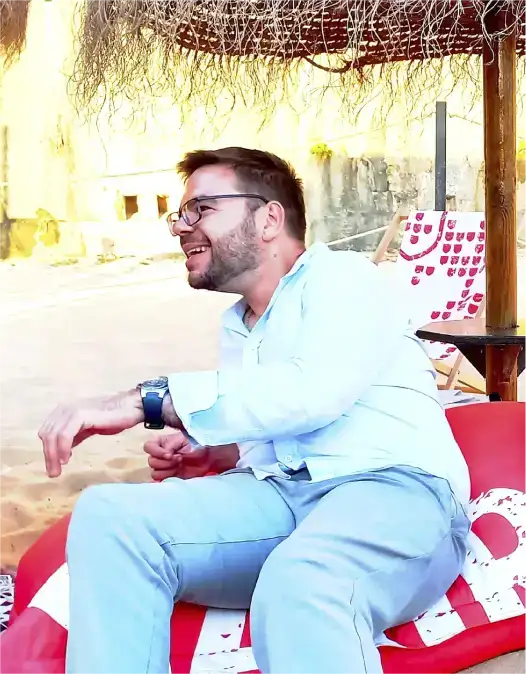 Marco Rodrigues em momento de escuta descontraída, despertando autoconfiança na conversa.